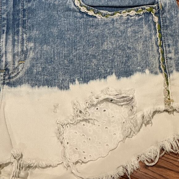 Free People Distressed Womens 28 Shorts with Eyelet Fabric Trim and Green Trim - Picture 6 of 9